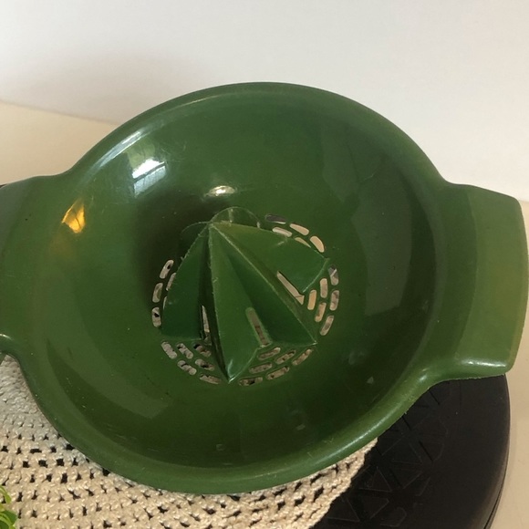 Vintage 1970s Avocado Green Potato Masher & Plastic Over-the-Glass Juicer  USA - Picture 5 of 10